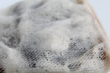 Sabun kesesi ağındaki sabun köpüğünün görüntüsünü kapat