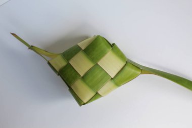 Ketupat ambalajı, pişmeden önce örülmüş taze hindistan cevizi yaprakları. Beyaz arkaplanda izole