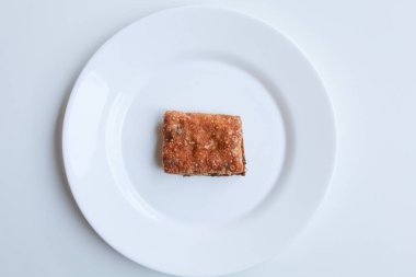 Martabak Telur 'dan bir parça. Yumurtalı gözleme, un ve pırasa dilimleri, Endonezya 'dan atıştırmalık. Beyaz arkaplanda izole