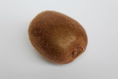 Beyaz arkaplanda izole edilmiş bir kivi meyvesi