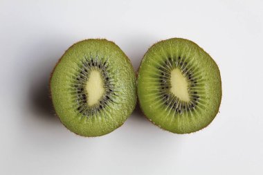 Beyaz arka plan üzerinde izole yarıya kivi