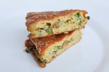 Martabak Telur. Yumurtalı gözleme, un ve pırasa dilimleri, Endonezya 'dan atıştırmalık. Beyaz arkaplanda izole