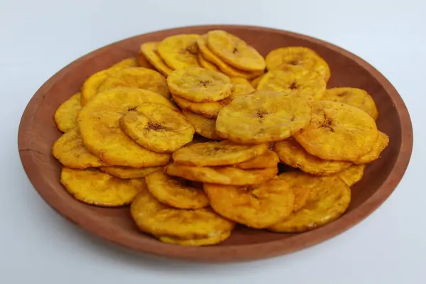 Tahta tabakta muz parçacıkları, beyaz arka planda izole edilmiş.