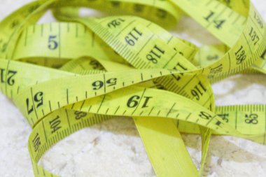 Yumuşak bir mezura ya da mezura ya da mezura, sarı renkli, yerde, seçici bir odak noktası