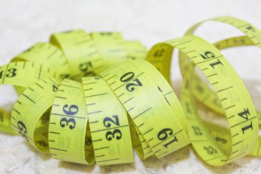 Yumuşak bir mezura ya da mezura ya da mezura, sarı renkli, yerde, seçici bir odak noktası