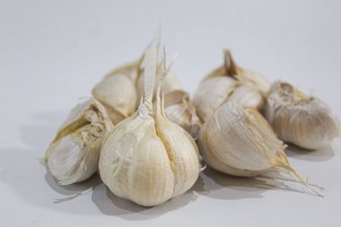 Tam sarımsaklı kafa ya da ampul, beyaz arka planda soyulmamış, pişirilmemiş.