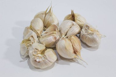 Tam sarımsaklı kafa ya da ampul, beyaz arka planda soyulmamış, pişirilmemiş.