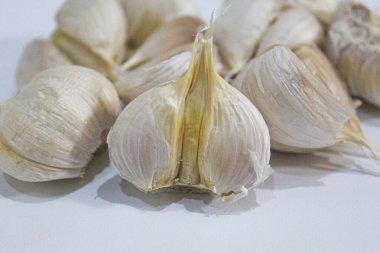 Tam sarımsaklı kafa ya da ampul, beyaz arka planda soyulmamış, pişirilmemiş.