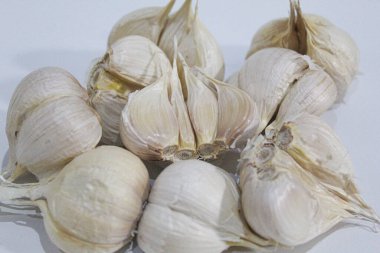 Tam sarımsaklı kafa ya da ampul, beyaz arka planda soyulmamış, pişirilmemiş.