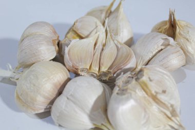 Tam sarımsaklı kafa ya da ampul, beyaz arka planda soyulmamış, pişirilmemiş.