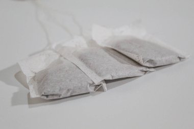 Beyaz arka planda izole edilmiş çay poşetleri.