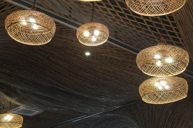 Loş ışık için ahşap tavan lambası. İç modern dekorasyon