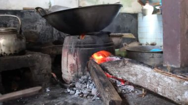 Angklo ya da Anglo, eski Java mutfak setinde kilden yapılmış geleneksel bir fırındır. Yakacak odun olarak. Ateş yanıyor.. 