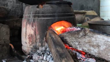 Angklo ya da Anglo, eski Java mutfak setinde kilden yapılmış geleneksel bir fırındır. Yakacak odun olarak. Ateş yanıyor.. 