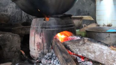 Angklo ya da Anglo, eski Java mutfak setinde kilden yapılmış geleneksel bir fırındır. Yakacak odun olarak. Ateş yanıyor.. 