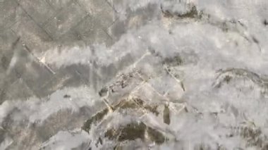 Gri asfalt zemin üzerinde sığ su akışının üst veya düz görünümü, sokakta sel