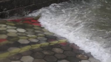 Sokaktaki kuduz su akıntısı, sel bastığında oluşan dalgalanma. Görüntüyü kapat.