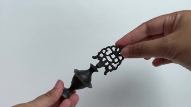 Asyalı kadın eli, göz kalemi olarak kullanılan eski bir makyaj aletini tutuyor. Kohl göz kalemi, içinde barut bulunan antik bir metal paketi.