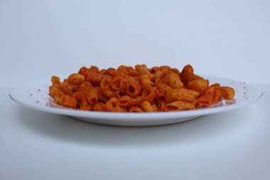 Baharatlı küçük makarna krakerleri, beyaz arka planda, beyaz arka planda izole edilmiş.