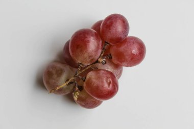 Saplı kırmızı mor üzüm kümesi, beyaz arkaplanda izole.
