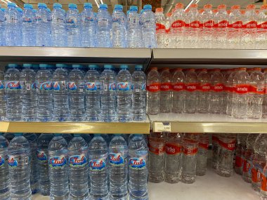 Semarang, Endonezya - 11 Kasım 2023: Endonezya 'da çeşitli maden suyu markaları, süpermarket raflarında sergilendi