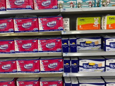 Semarang, Endonezya - 11 Kasım 2023: Endonezya 'da çeşitli doku markaları, süpermarket raflarında sergilendi