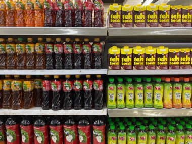 Semarang, Endonezya - 11 Kasım 2023: Endonezya 'da çeşitli şişelenmiş çay markaları, süpermarket raflarında sergilendi