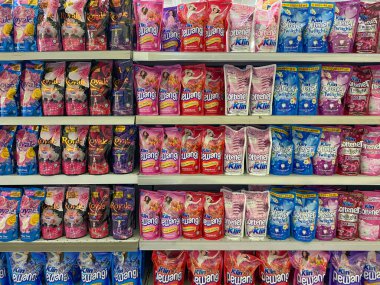 Semarang, Endonezya - 11 Kasım 2023: Endonezya 'da çeşitli yumuşatıcı markalar, süpermarket raflarında sergilendi