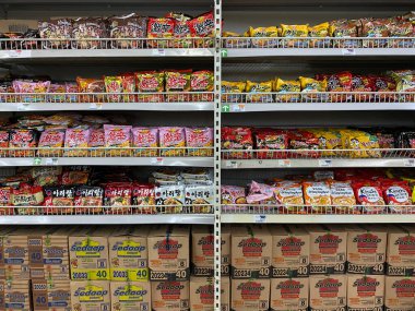 Semarang, Endonezya - 11 Kasım 2023: Endonezya 'da çeşitli hazır erişte markaları, süpermarket raflarında sergilenmektedir