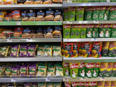 Semarang, Endonezya - 11 Kasım 2023: Endonezya 'da çeşitli çerez markaları süpermarket raflarında sergilendi