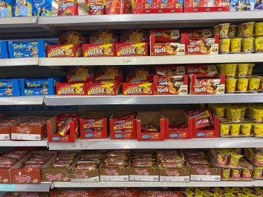 Semarang, Endonezya - 11 Kasım 2023: Endonezya 'da süpermarket raflarında sergilenen çeşitli tatlı abur cuburlar