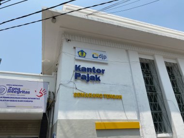 Semarang, Endonezya - 24 Aralık 2023: Semarang Tengah bölgesinin Vergi Dairesi ön binası