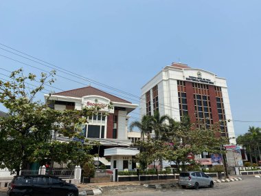 Semarang, Endonezya - 24 Aralık 2023: BPPD binasıyla yan yana Bapenda binası. Merkezi Java hükümet binası