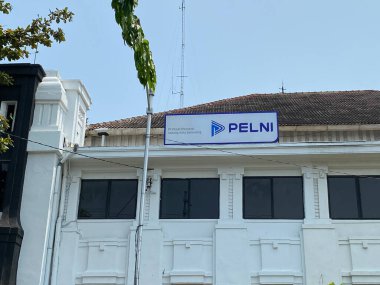 Semarang, Endonezya - 24 Aralık 2023: Pelni tabela binası. Pelni, Endonezya 'da kargo ve yolcu taşımacılığı yapan bir ulusal nakliye şirketi.