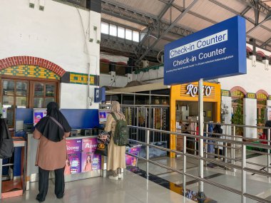 Semarang, Endonezya - 24 Aralık 2023: Semarang Tawang Tren İstasyonunda kayıt gişesi