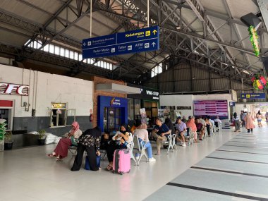 Semarang, Endonezya - 24 Aralık 2023: Semarang Tawang Tren İstasyonu 'nda bekleme alanı