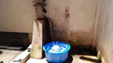 Manuel saplı, elektriksiz geleneksel su pompası. Pompa su akışını boşaltır. İnsan yok. Seçici odak.