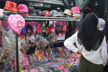 Geceleri Malioboro Yolu 'ndaki bir turistik yerde alışveriş yapıyor. 8 Ekim 2022 'de Yogyakarta, Endonezya