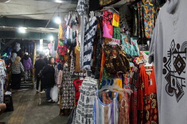 Geceleri Malioboro Yolu 'ndaki bir turistik yerde alışveriş yapıyor. 8 Ekim 2022 'de Yogyakarta, Endonezya