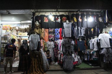Geceleri Malioboro Yolu 'ndaki bir turistik yerde alışveriş yapıyor. 8 Ekim 2022 'de Yogyakarta, Endonezya