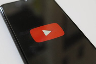 Akıllı telefondan YouTube uygulaması logosu, siyah arkaplan... 27 Kasım 2022 'de Semarang, Endonezya