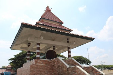 Endonezya 'daki Büyük Cava Camii' nde cami davulu kazılmış. Cami namazı için işaret olarak kullanıldı. 12 Mart 2022 'de Semarang, Endonezya