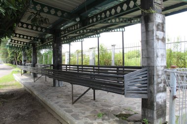 Boş inek kafesi yarı açık havada.