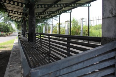 Boş inek kafesi yarı açık havada.