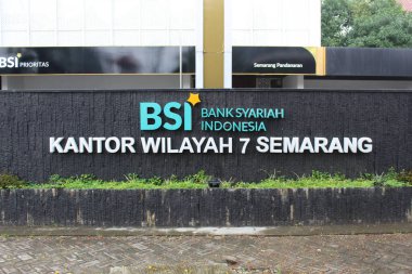 Bank Syariah Endonezya (BSI) Binası. 12 Nisan 2022 'de Semarang, Endonezya