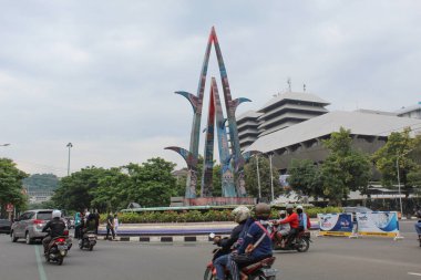 Tugu Tunas, Semarang 'daki genç Endonezya hareketinin bir sembolü. Batik desenli boyanmış. 12 Nisan 2022 'de Semarang, Endonezya