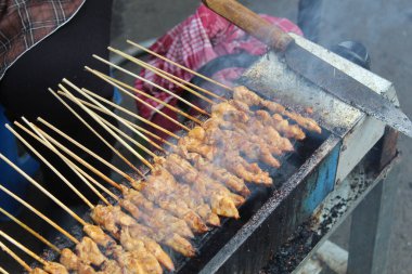 Satay tavuğu kömürle kızartılır, geleneksel yöntemle.
