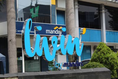 Mandiri Bankası binası. 12 Nisan 2022 'de Semarang, Endonezya