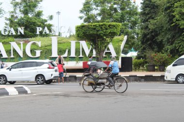 Sokakta araba kullanan bir taksi şoförü, arka manzara. 12 Nisan 2022 'de Semarang, Endonezya