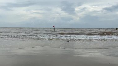 Sahilde kırmızı bayraklar var. Kırmızı bayrak yüksek tehlike demek yüksek dalgalar ya da güçlü akıntılar demektir.